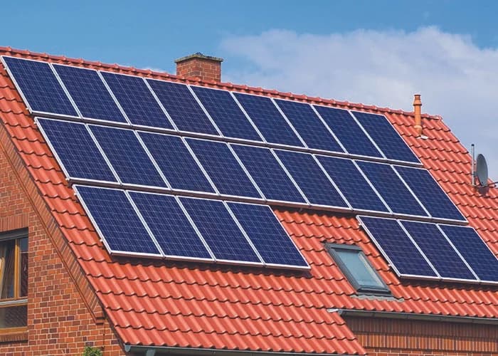 700W TOPCon güneş paneli ev çatısı kurulumu